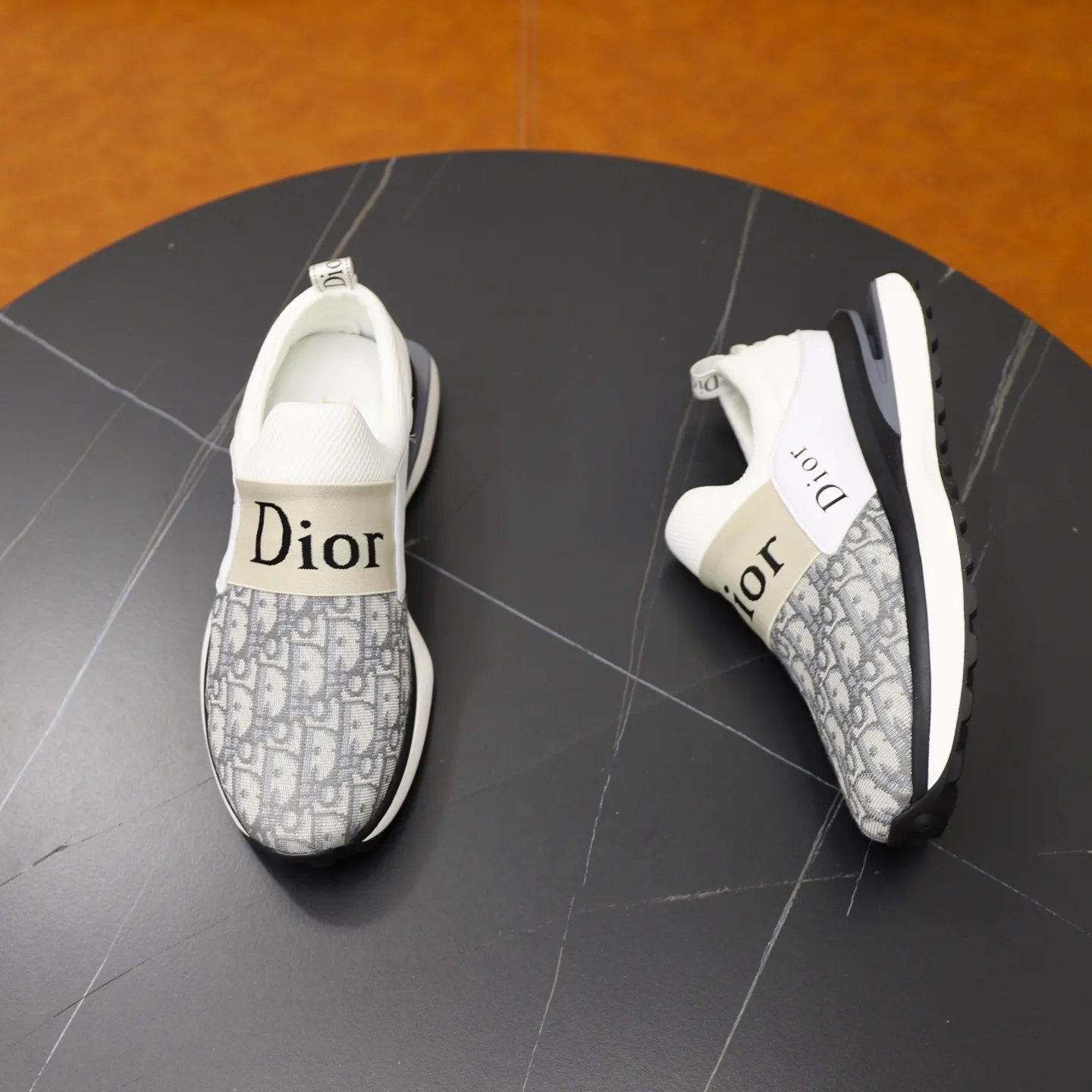 Ex-factory price: 462💰🙅‍♂️🙅‍♂️🙅‍♂️ Brand: Dior DIOR Standard code: 38-44 (45 customized) Grade: Same as the official website Material: Original leather splicing brand cloth Comfortable and breathable lining Lightweight and wear-resistant sports outsole Style category: Men's fashionable casual shoes Running sneakers Distinguished luxury brand elements Top luxury Color: actual picture color